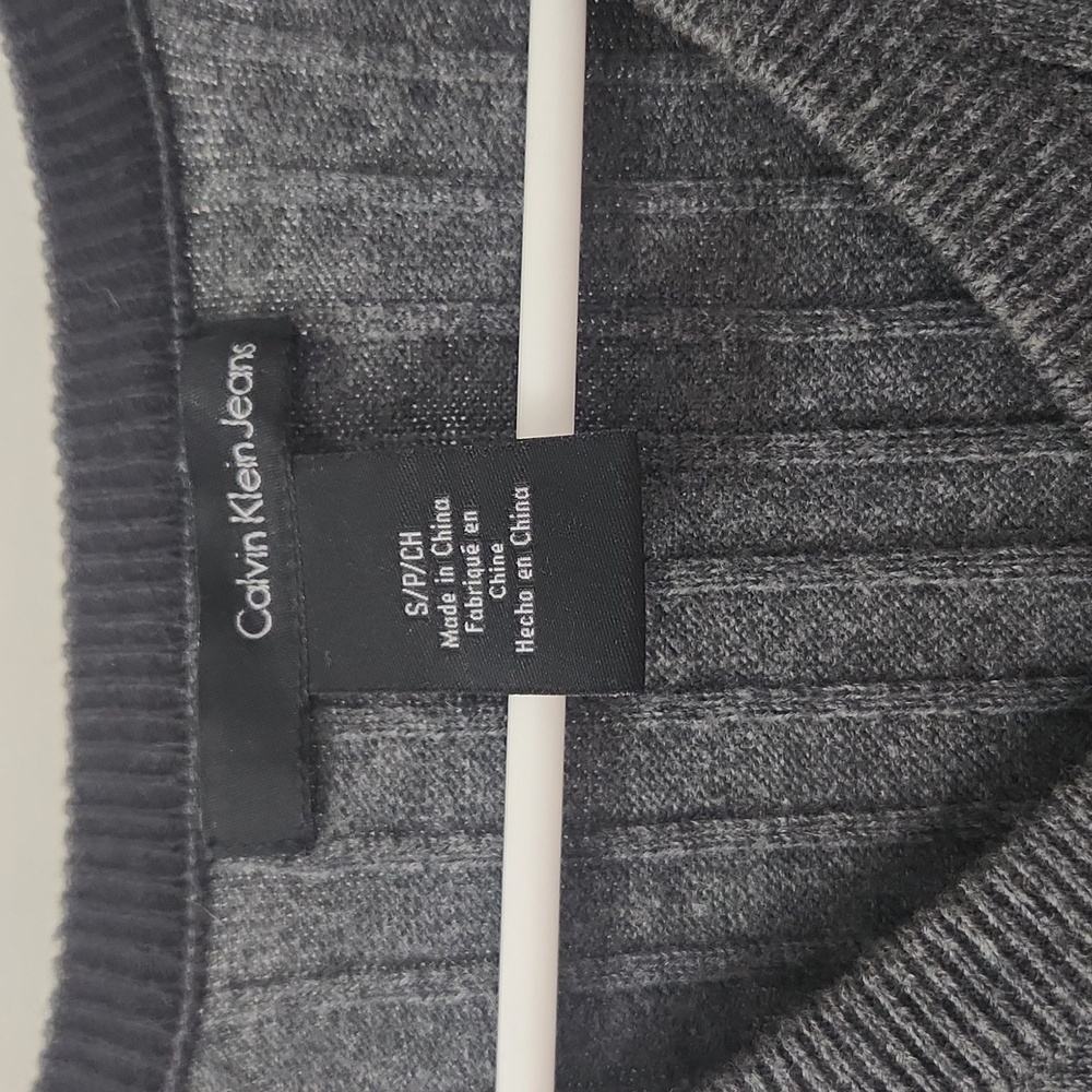 Calvin Klein Gray V-Neck Sweater with Ribbed Texture - Picture 2 of 4